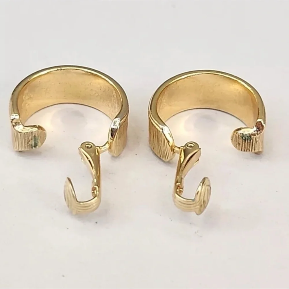 Sarah Coventry Vintage Elegant Gold Hoop Earrings Perfect Condition ClipOn Style